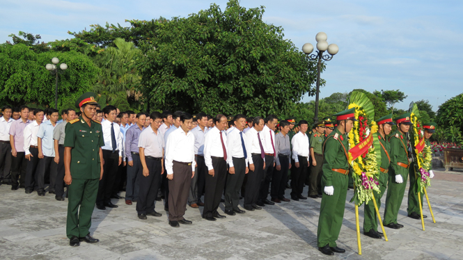 Lễ viếng, đặt vòng hoa và dâng hương tại Nghĩa trang Liệt sỹ Ba Dốc.