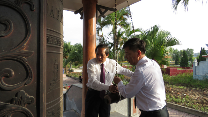 Các đồng chí Hoàng Đăng Quang, Ủy viên Trung ương Đảng, Bí thư Tỉnh ủy, Chủ tịch HĐND tỉnh; Nguyễn Hữu Hoài, Phó Bí thư Tỉnh ủy, Chủ tịch UBND tỉnh thỉnh chuông tại lễ viếng.