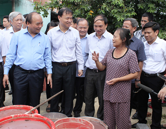 Thủ tướng Nguyễn Xuân Phúc trò chuyện với bà Nguyễn Thị Lý ở thôn Nam Đức, xã Đức Trạch, huyện Bố Trạch.