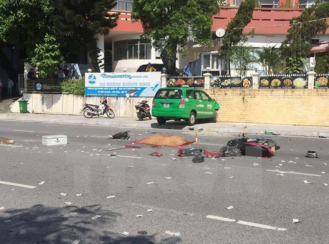  Hiện trường vụ hai taxi vượt ẩu gây tai nạn làm một người tử vong tại tỉnh Quảng Ninh sáng 2/9. (Ảnh: Trung Nguyên/TTXVN)