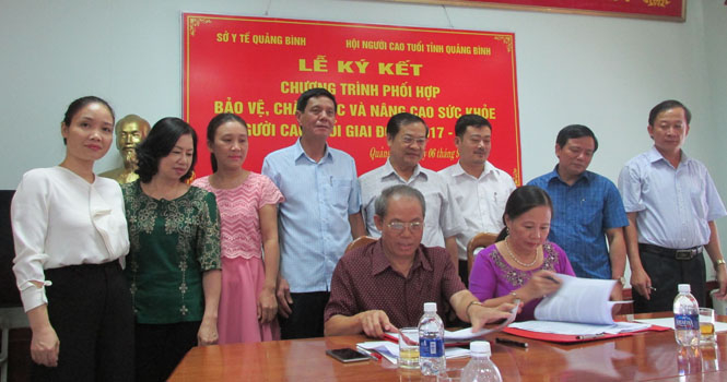 Đại diện Sở Y tế và Hội Người cao tuổi tỉnh ký kết Chương trình phối hợp giai đoạn 2017-2021.