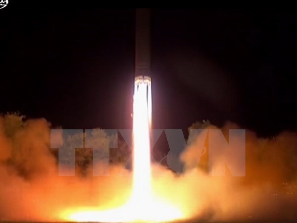Tên lửa ICBM Hwasong-14 được phóng từ một địa điểm bí mật ở Triều Tiên đêm 28-7. (Nguồn: Yonhap/TTXVN)