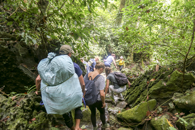 Nhiều người dân khu vực PN-KB đã có thu nhập ổn định khi tham gia làm porter tại Công ty TNHH Jungle boss.