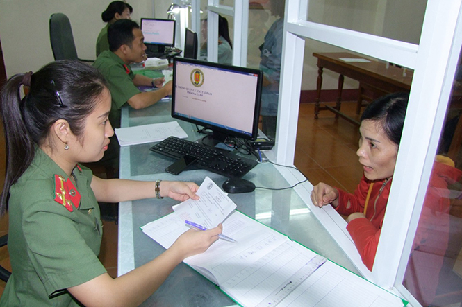 Cán bộ, chiến sỹ Phòng Quản lý Xuất nhập cảnh áp dụng các phần mềm công nghệ thông tin vào công việc, nhằm tăng hiệu quả phục vụ nhân dân.