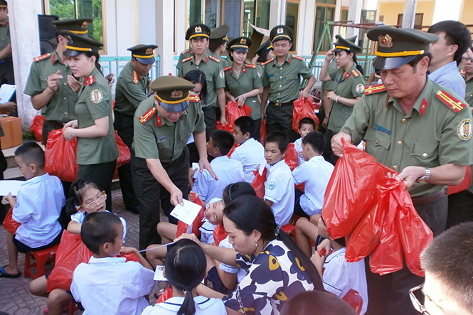 Cán bộ, chiến sỹ Phòng Quản lý Xuất nhập cảnh thường xuyên tổ chức các hoạt động tình nghĩa.
