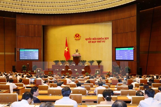 Đại biểu Quốc hội thông qua toàn văn Luật Bảo vệ và phát triển rừng (sửa đổi). (Ảnh: Phương Hoa/TTXVN)