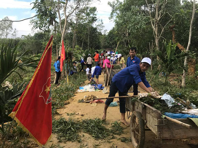 Các đoàn viên, thanh thiếu niên, hội viên tích cực hưởng ứng phong trào đoạn đường nông thôn kiểu mẫu.