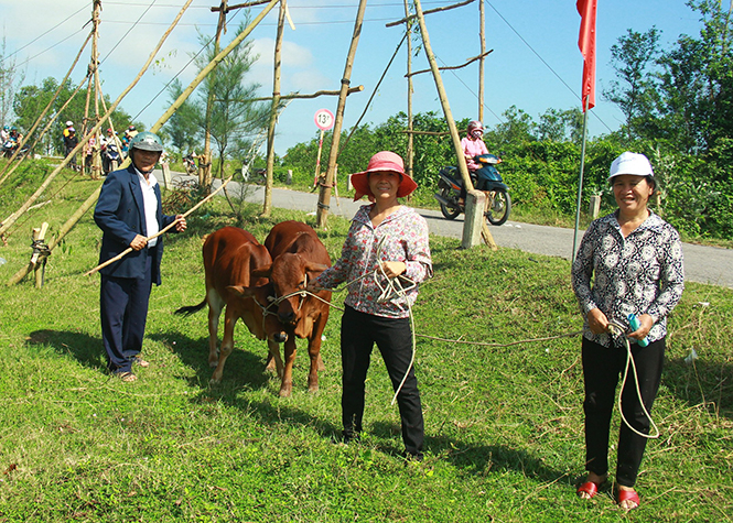 Niềm vui của người dân khi được hỗ trợ bò