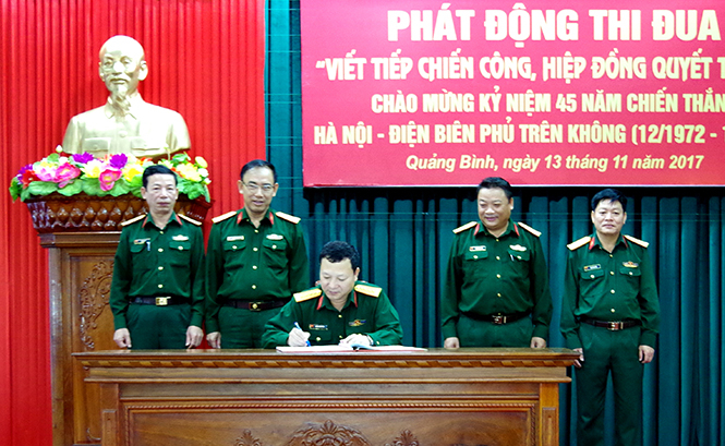 Đại tá Hoàng Xuân Vĩnh, Chính ủy, Chủ tịch Hội đồng thi đua khen thưởng Bộ CHQS tỉnh ký chứng kiến giao ước thi đua.