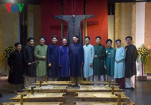  Đại sứ Đặc mệnh toàn quyền Liên bang Nga tại Việt Nam và thành viên nhóm Đình Làng Việt mặc áo dài.