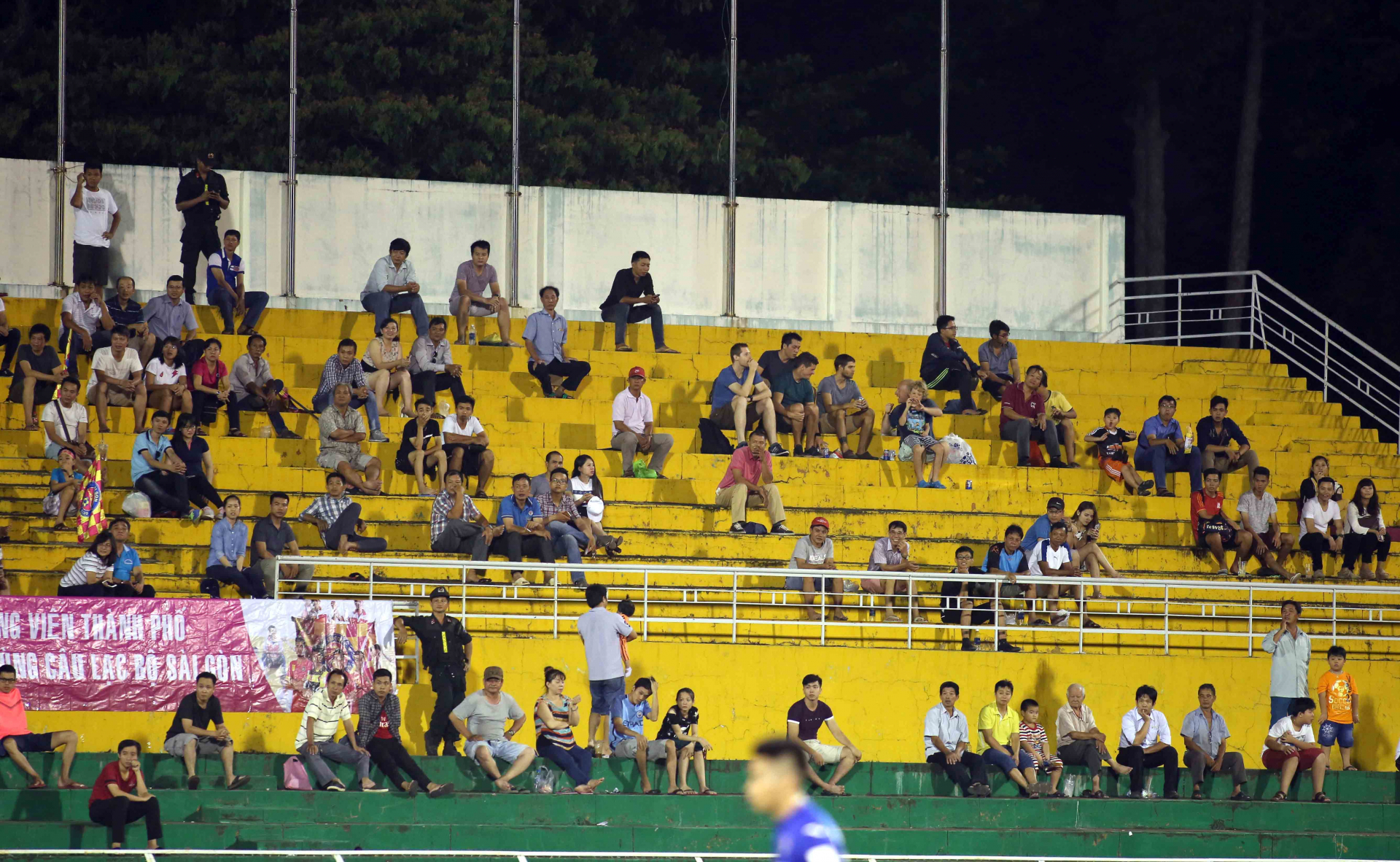  V-League 2017 tiếp tục chịu tình trạng thưa thớt khán giả Ảnh: N.KHÔI