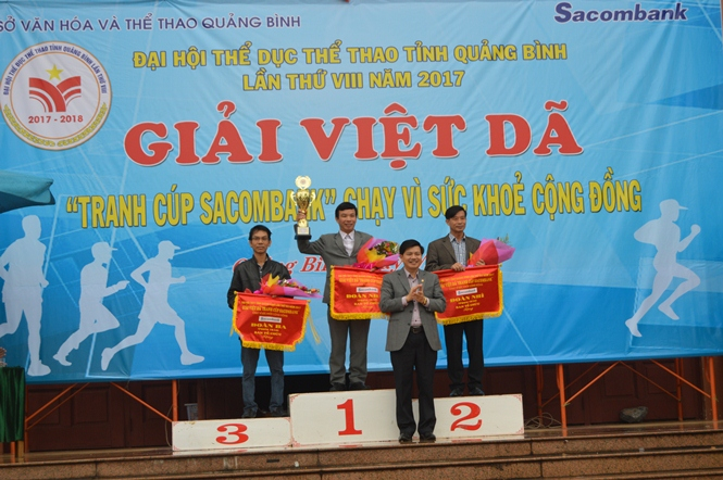 Đồng chí Trần Vũ Khiêm, TUV, Giám đốc Sở Văn hóa - Thể thao trao