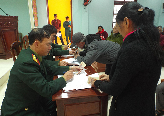 Cán bộ Ban CHQS huyện Tuyên Hóa chi trả trợ cấp một lần cho đối tượng dân công hỏa tuyến.