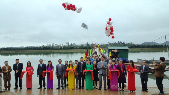 Cắt băng khánh thành công trình cầu phao dân sinh xã Hưng Trạch.