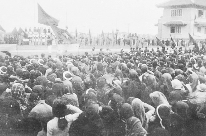 Cử tri Thủ đô xem danh sách, tiểu sử các đại biểu ra ứng cử trong ngày Tổng tuyển cử đầu tiên. (Ảnh: Tư liệu TTXVN)
