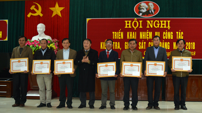 Đại diện Thường trực Huyện ủy Quảng Ninh tặng giấy khen cho 7 tập thể đạt nhiều thành tích trong công tác KT,GS