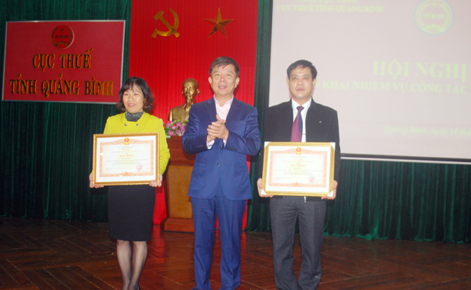 Thừa ủy quyền của Thủ tướng Chính phủ, đồng chí Nguyễn Hữu Hoài, Chủ tịch UBND tỉnh trao bằng khen cho các cán bộ ngành Thuế có thành tích xuất sắc.