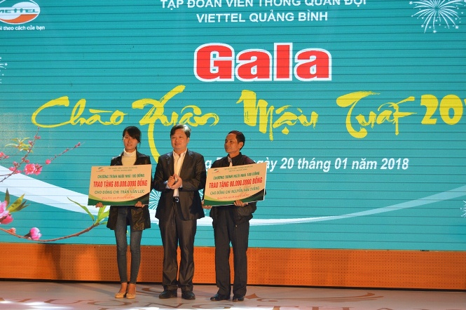 Thay mặt Viettel Quảng Bình, đồng chí Phó Chủ tịch UBND tỉnh Nguyễn Tiến Hoàng đã trao tiền hỗ trợ xây nhà ở cho 2 gia đình cán bộ, nhân viên đơn vị có hoàn cảnh khó khăn.