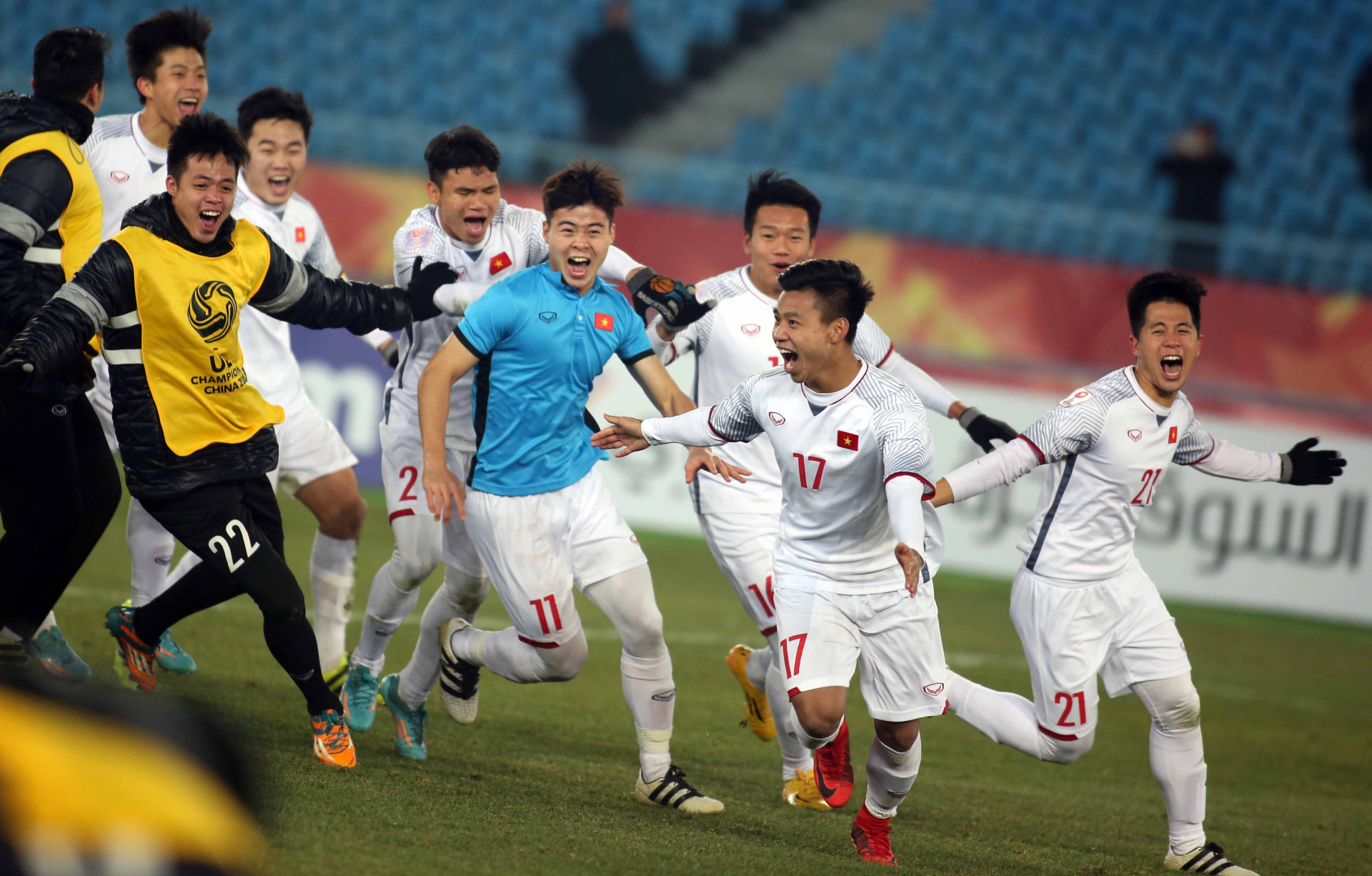 Các cầu thủ U-23 VN ăn mừng chiến thắng trước Qatar. Ảnh: NGUYÊN KHÔI