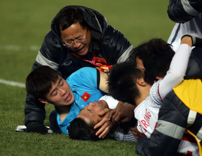 Các cầu thủ và thành viên ban huấn luyện U-23 VN hạnh phúc sau khi giành vé vào chơi trận chung kết Giải U-23 châu Á 2018 với Uzbekistan. Ảnh: N.K