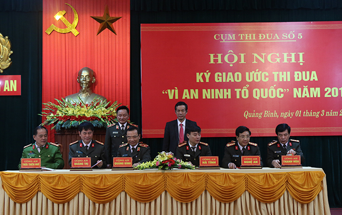 Lãnh đạo Công an các tỉnh thuộc Cụm thi đua số 5, Bộ Công an ký giao ước thi đua 