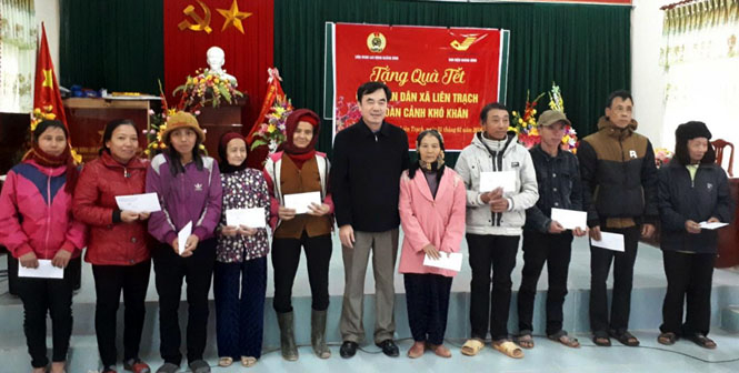Đồng chí Nguyễn Lương Bình, Chủ tịch LĐLĐ tỉnh trao quà cho các hộ gia đình có hoàn cảnh khó khăn ở xã Liên Trạch, Bố Trạch