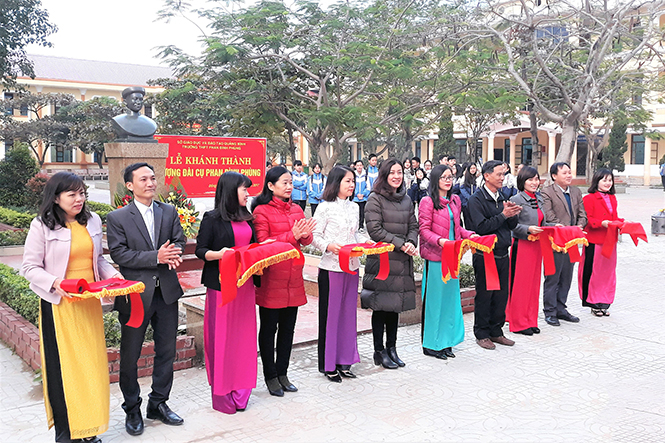 Lễ khánh thành tượng đài cụ Phan Đình Phùng trong khuôn viên nhà trường nhằm giáo dục truyền thống cho các thế hệ học sinh.