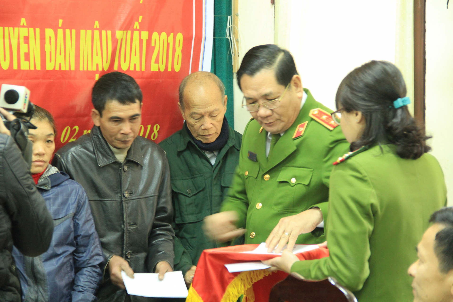 Trung tướng Hồ Thanh Đình - Phó tổng cục trưởng Tổng cục VIII, Bộ Công an trao quà cho các gia đình khó khăn tại Quảng Bình.