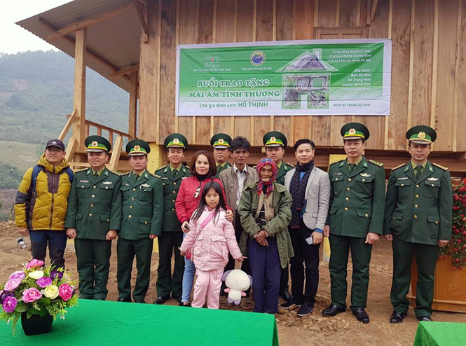 Cán bộ chiến sĩ Đồn Biên phòng Ra Mai và Hội từ thiện Mái Ấm Việt Nam bàn giao nhà tình nghĩa cho gia đình anh Hồ Thịnh ở bản Ra Mai, xã Trọng Hóa.