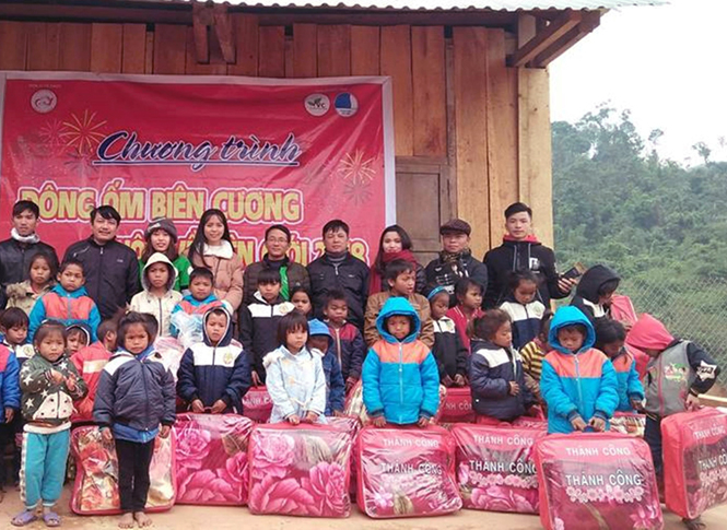 Đoàn thiện nguyện trao quà cho các em học sinh có hoàn cảnh khó khăn tại bản 61, xã Thượng Trạch.