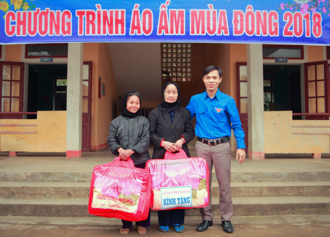 Đoàn Trường đại học Quảng Bình trao quà cho người dân có hoàn cảnh khó khăn ở xã Ngư Hóa.