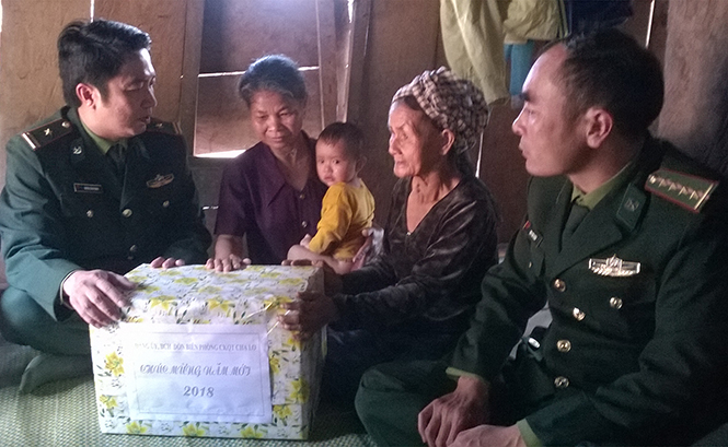 Đồn biên phòng Cửa khẩu quốc tế Cha Lo thăm và tặng quà Tết cho đồng bào Mày ở bản Ka Ai, xã Dân Hóa, huyện Minh Hóa.
