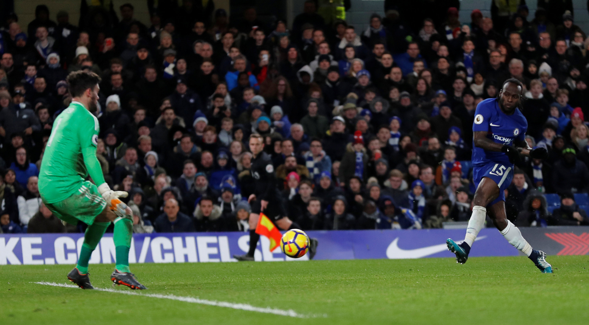  Pha dứt điểm nâng tỉ số lên 2-0 cho Chelsea của Moses. Ảnh: REUTERS