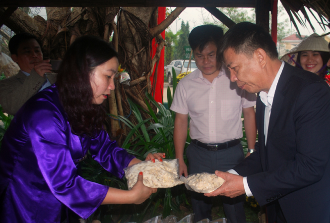 Đồng chí Chủ tịch UBND tỉnh thăm các gian hàng tại khu chợ quê do trung tâm du lịch Phong Nha- Kẻ Bàng tổ chức.