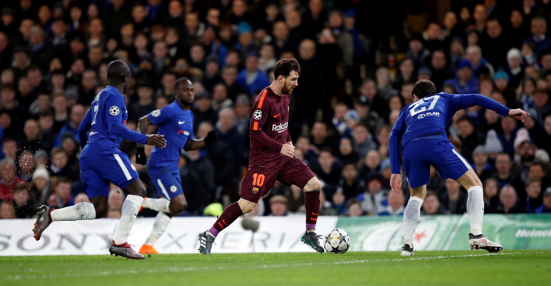Rạng sáng 21-2, Lionel Messi đã chấm dứt cơn khát bàn thắng trước Chelsea bằng pha dứt điểm hạ gục thủ thành Courtois ở phút 75, giúp Barcelona cầm chân Chelsea 1-1 trên sân Stamford Bridge trong trận lượt đi vòng 16 đội Champions League.  Messi luôn bị các cầu thủ Chelsea vây chặt mỗi khi có bóng. Ảnh: REUTERS