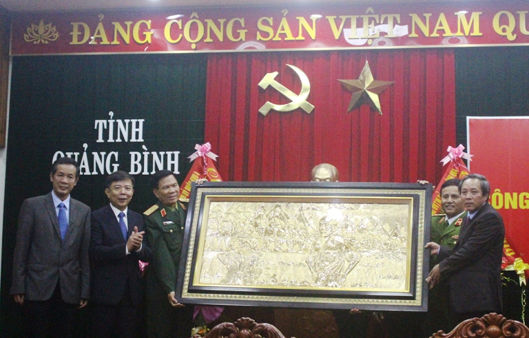  Đại diện các đồng chí tướng lĩnh tặng quà lưu niệm cho tỉnh Quảng Bình