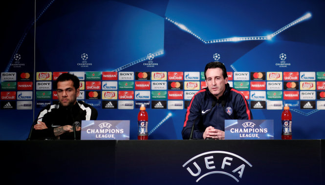 HLV Unai Emery (phải) và Dani Alves trong cuộc họp báo trước trận đấu. Ảnh: REUTERS