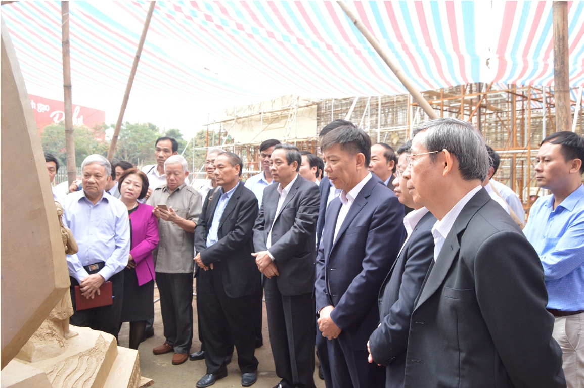 Các đồng chí lãnh đạo, nguyên lãnh đạo tỉnh xem  phác thảo bước 2 tượng đài “Chủ tịch Hồ Chí Minh với nhân dân Quảng Bình” bằng chất liệu đất sét.