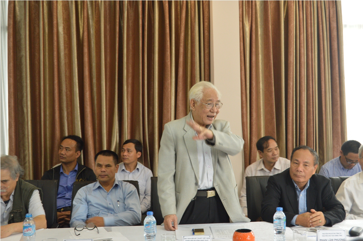 Họa sỹ Trần Khánh Chương, Chủ tịch Hội Mỹ thuật Việt Nam, thành viên Hội đồng nghệ thuật xây dựng công trình tượng đài Chủ tịch Hồ Chí Minh phát biểu góp ý tại buổi làm việc.