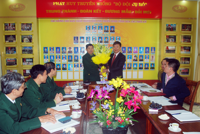 Đồng chí Nguyễn Hữu Hoài, Chủ tịch UBND tỉnh tặng hoa Hội CCB tỉnh.