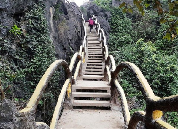 Công trình bậc thang lên núi Huyền Vũ dài 1km, được xây dựng trái phép từ giữa năm 2017 nhưng không được ngăn chặn - Ảnh: Báo Văn Hóa