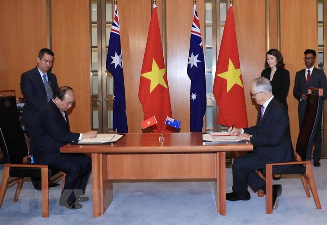 Thủ tướng Nguyễn Xuân Phúc và Thủ tướng Australia Malcolm Turnbull ký tuyên bố chung về thiết lập quan hệ Đối tác chiến lược Việt Nam-Australia. (Ảnh: Thống Nhất/TTXVN)