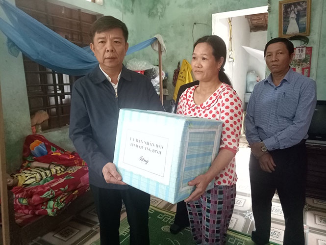 Đồng chí Chủ tịch UBND tỉnh thăm và tặng quà cho gia đình có người khuyết tật