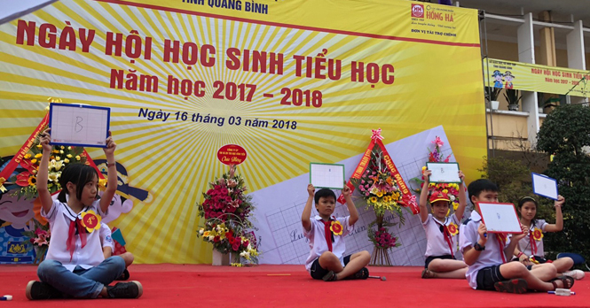 Phần thi gay cấn giành ngôi vô địch phần thi “Rung chuông vàng” của các em học sinh Trường tiểu học Đồng Phú.