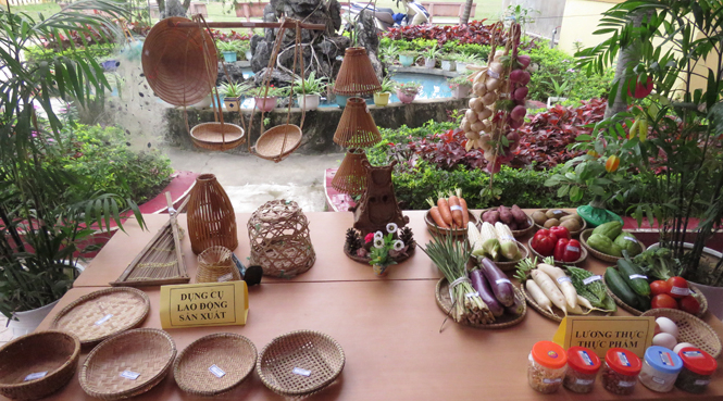 Gian trưng bày các sản vật địa phương…