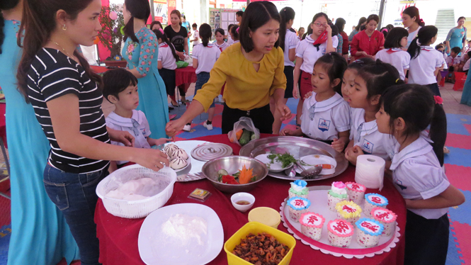 Các em háo hức tham gia hội thi làm bánh...