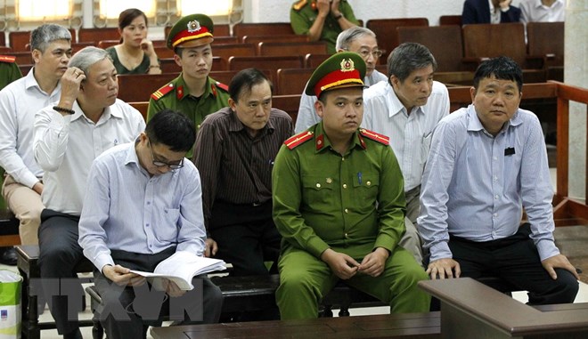 Bị cáo Đinh La Thăng và các đồng phạm tại phiên xét xử. (Ảnh: Văn Điệp/TTXVN)