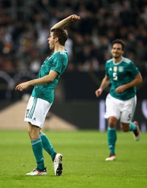 Thomas Mueller ăn mừng sau khi ghi bàn thắng vào lưới Tây Ban Nha. (Nguồn: Dfb.de)