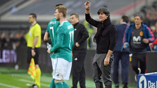Huấn luyện viên đội tuyển Đức Joachim Loew chỉ đạo trong trận đấu với Tây Ban Nha. (Nguồn: Dfb.de)
