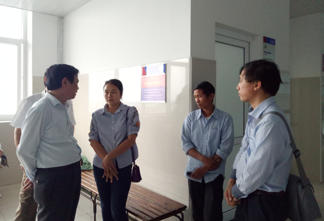 Lãnh đạo Sở Giáo dục - Đào tạo thăm hỏi, động viên gia đình thầy giáo Nguyễn Văn Tiến tại Bệnh viện Hữu nghị Việt Nam - Cu ba Đồng Hới. 
